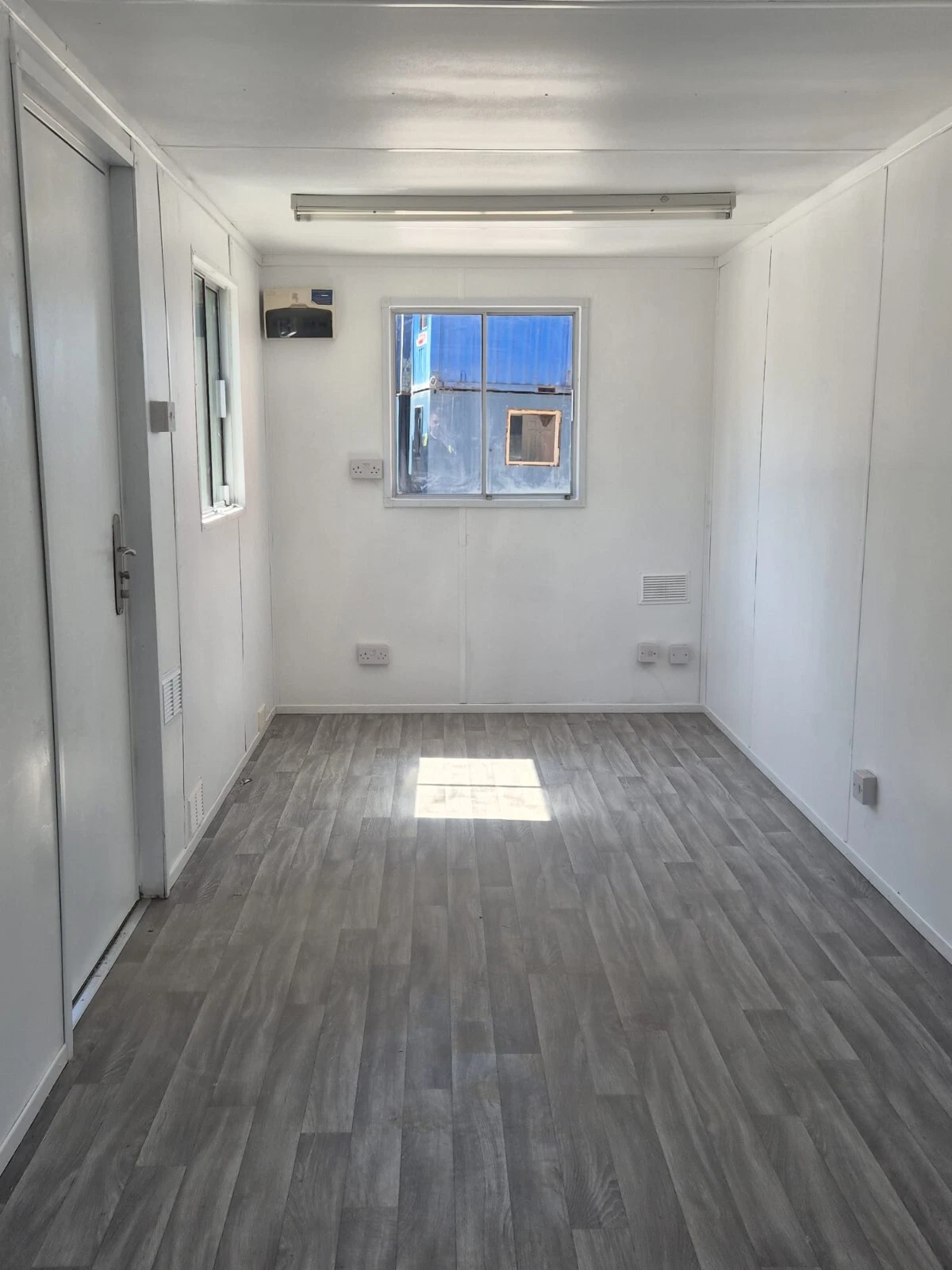 20 x 8 AV Open plan office green for Sale - Image 5